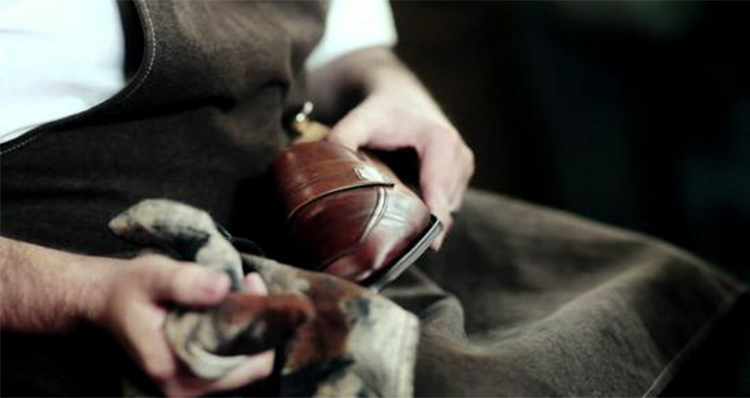 皮鞋褶皱处开裂怎么修复,皮鞋有褶皱教你一招立马焕然一新