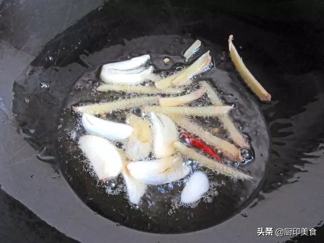 春天怎么少得了这道韭菜炒河虾,河虾的家常做法韭菜炒河虾