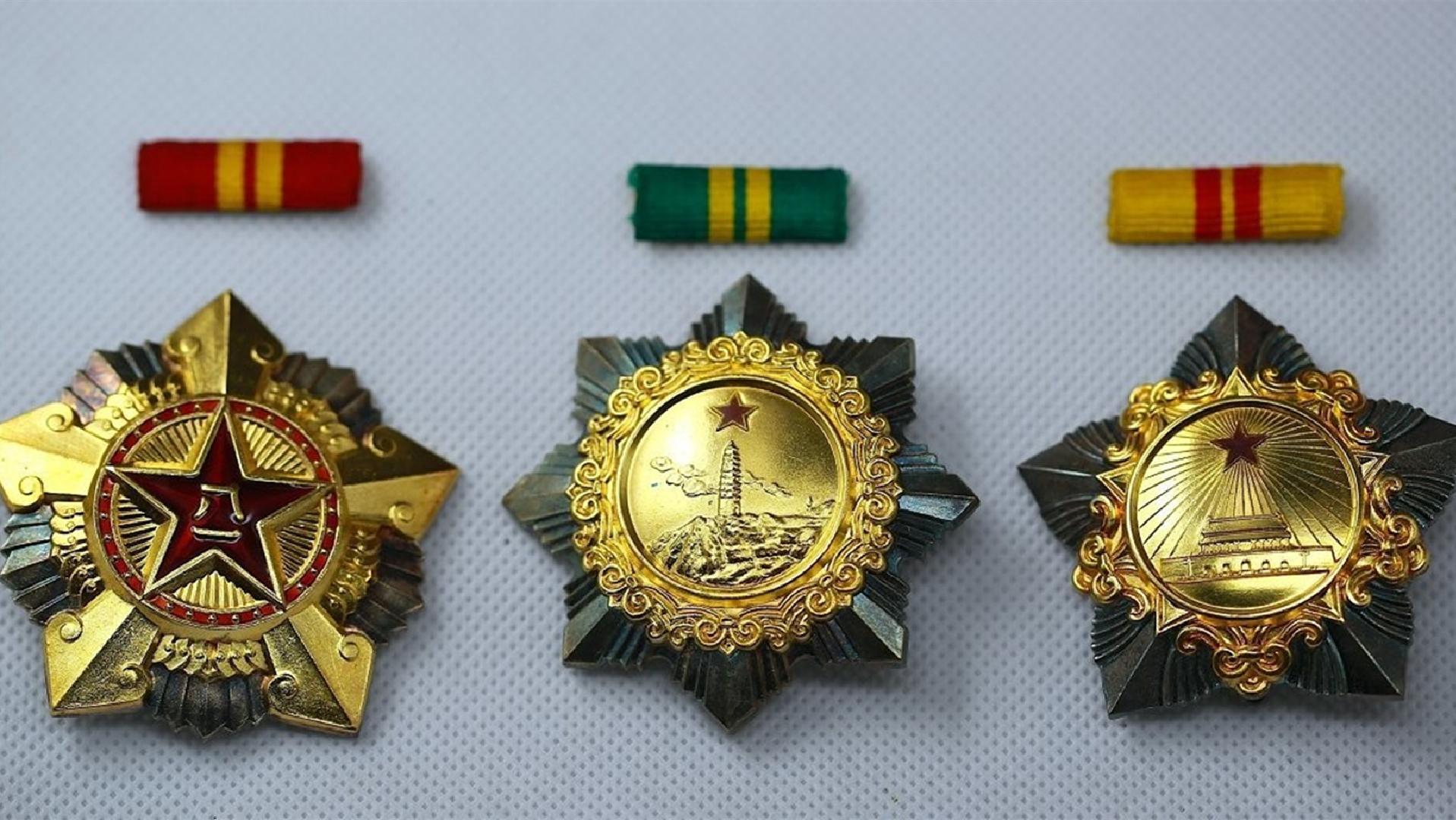 *德朱**位列元帅之首，可军衔命令状却不是001号，001号究竟给了谁？