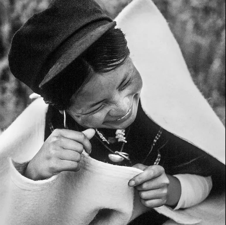 彝族民族服饰视频,彝族服饰惊艳