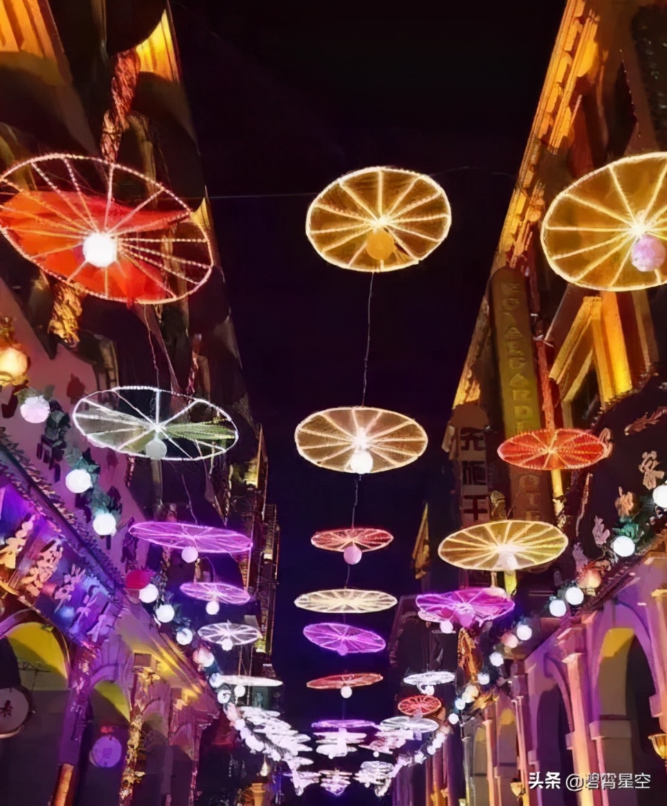 让我坐在一首诗的字里行间，抱紧你银杏树上是发黄的叶片