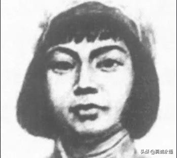 敌人将她的头颅割下，挂在赣州城门上示众，向井冈烈士伍若兰致敬