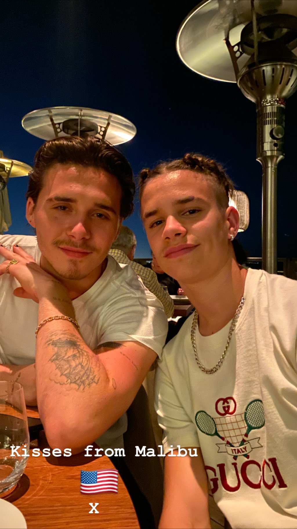 小贝和儿子踢球,小贝看球赛