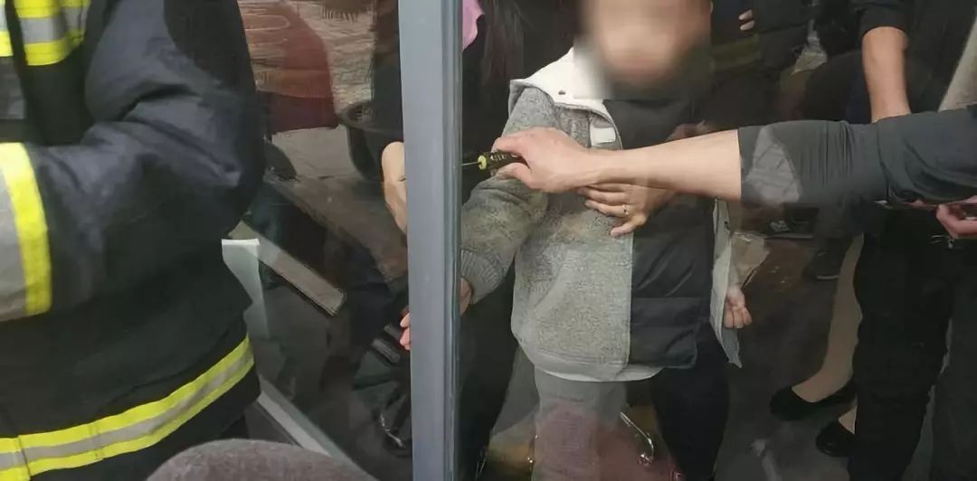 小孩手被门夹了怎么快速处理,小孩手被门夹了手微肿能自由活动