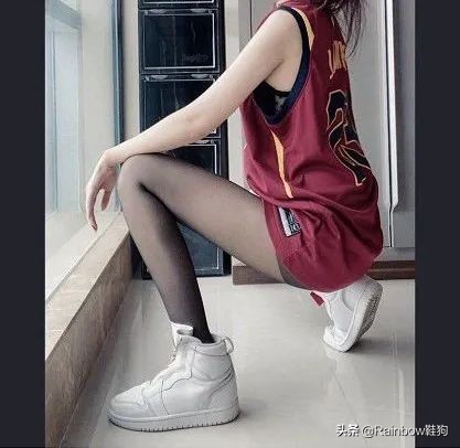 我穿搭学抖音钟爱黑丝配AJ这个社交娱乐至上的时代有何不可?