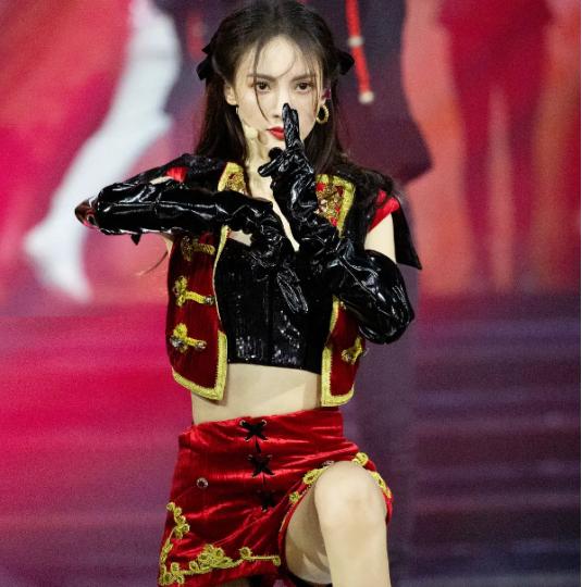 双蝴蝶结造型女星大pk:戚薇魅惑张雨绮显头大,赵露思发量取胜