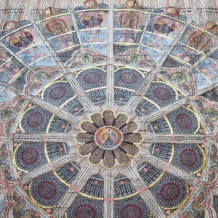 她用一把手术刀在2毛钱废报纸上雕出精美图腾,一幅卖60万