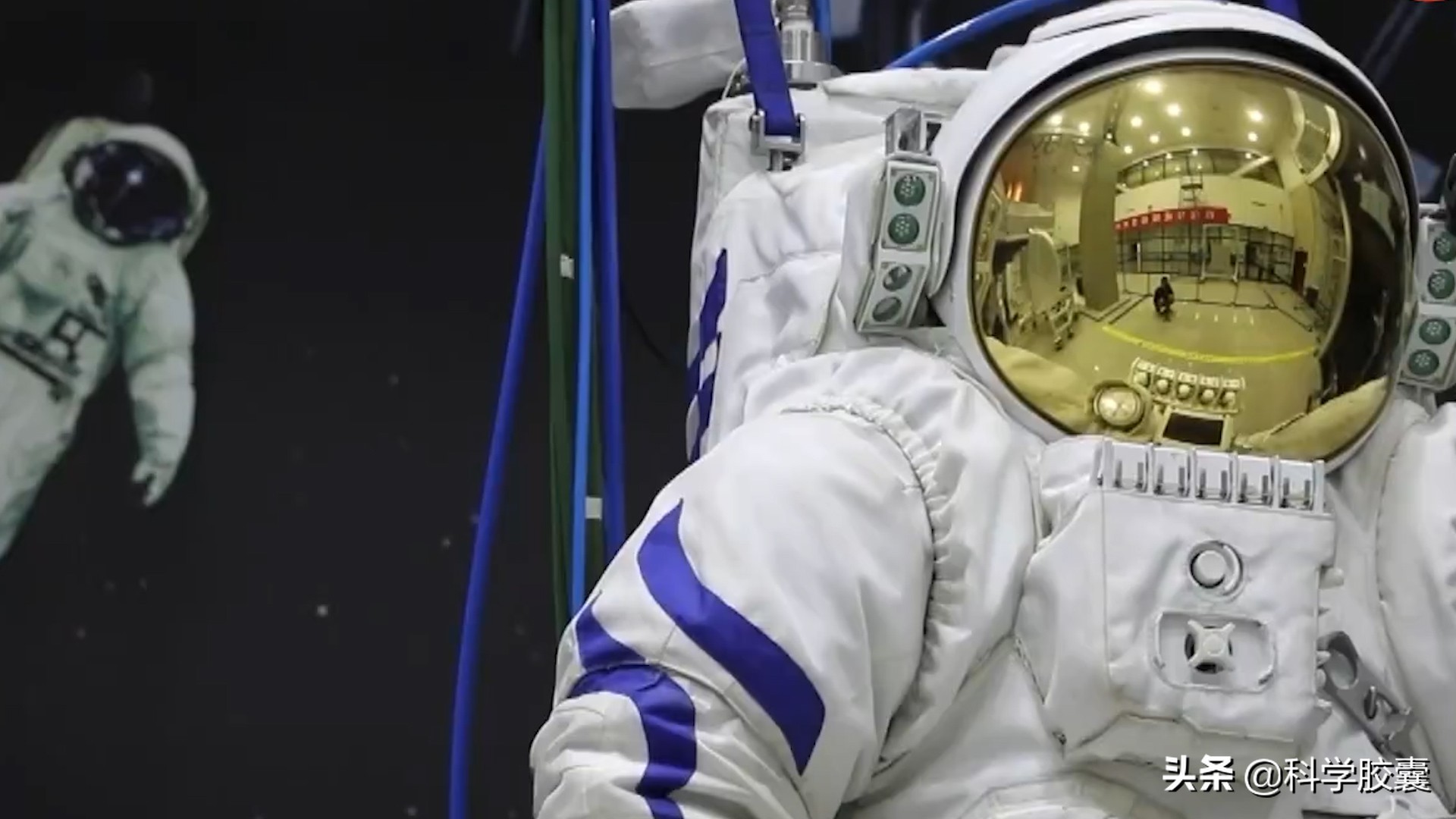 航天员出舱为什么不被甩出去,航天员出仓要是飘走怎么办