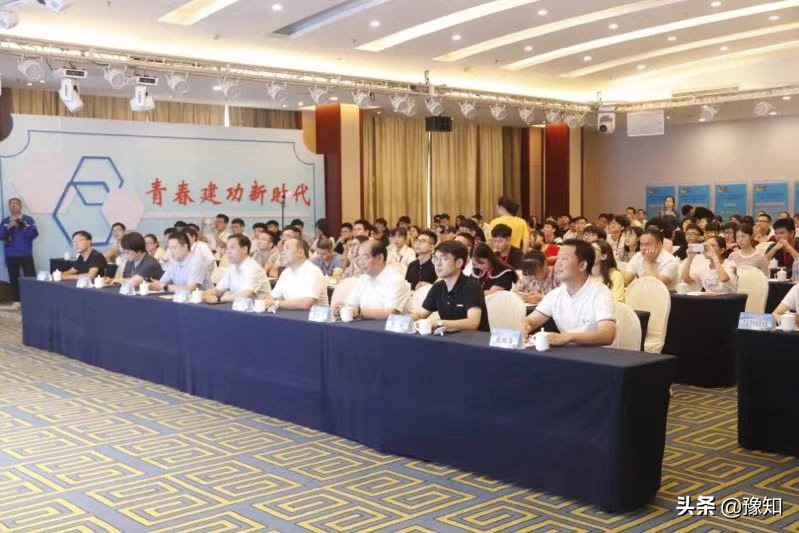 第六届创青春中国青年创新创业大赛河南分赛决赛开幕式暨创出彩河南青年创新创业论坛在焦作举行