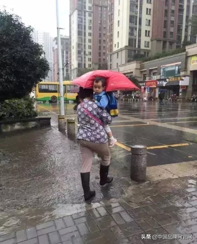 回家过年被父母嫌弃的他拿出了这些东西，父母泪目