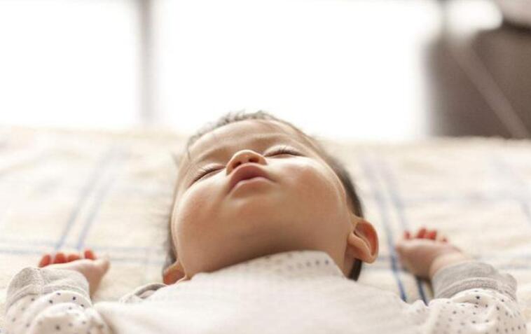 宝宝睡偏头了该如何纠正,如何防止宝宝睡偏头及补救方法