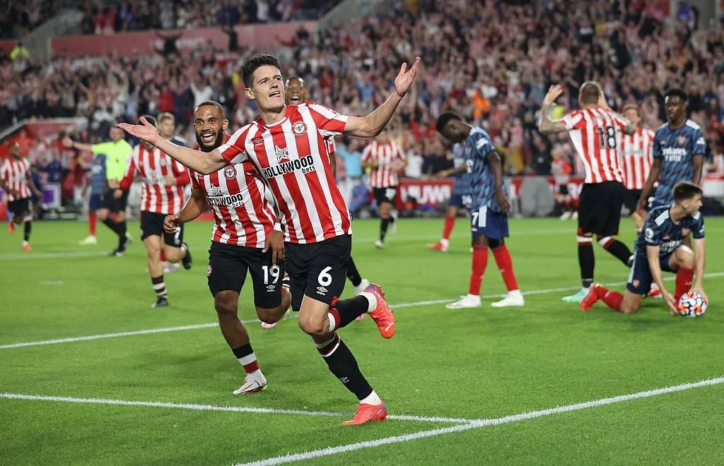 阿森纳1-4惨败曼城遭遇8连败,四球落后阿森纳7-5逆转