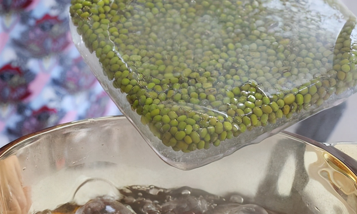 煮绿豆汤怎么不溢,煮绿豆汤怎么防止变红