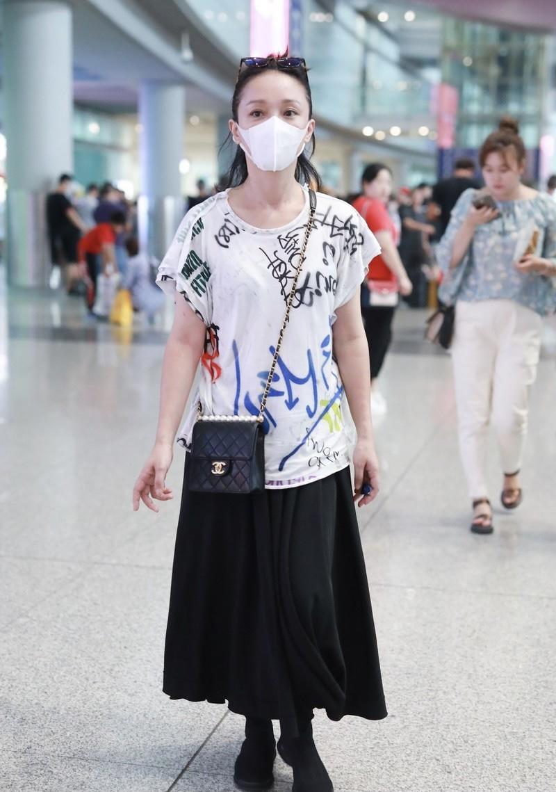 周迅穿白t恤配阔腿裤低调,周迅穿蓝色t恤