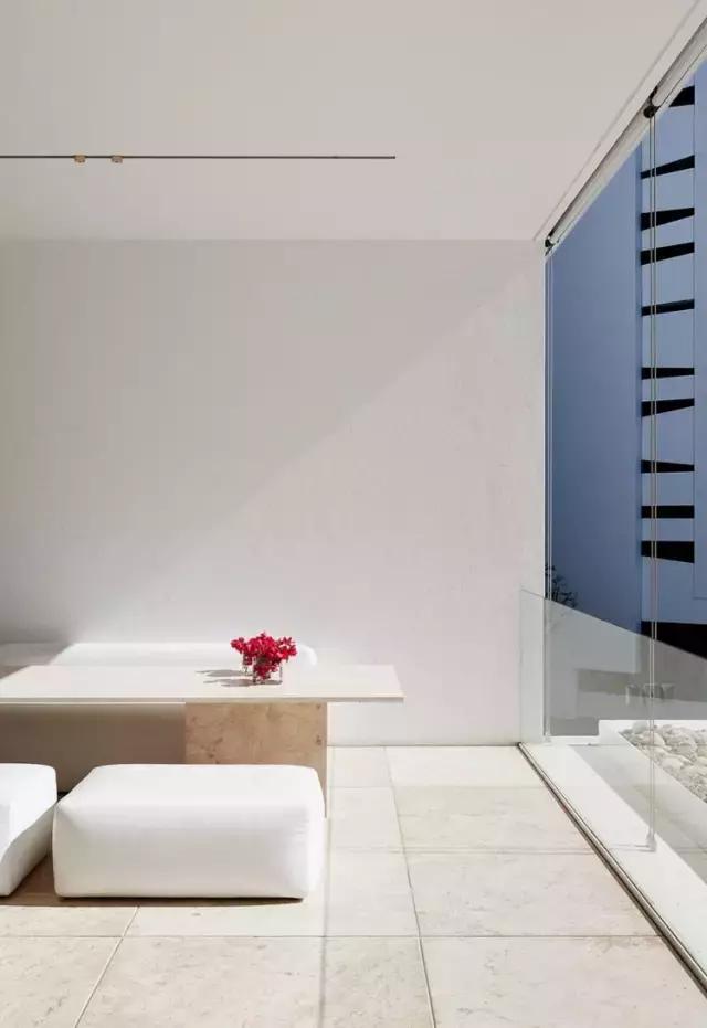 这家禁欲风的“情趣酒店”,开了灯后……嗨爆了