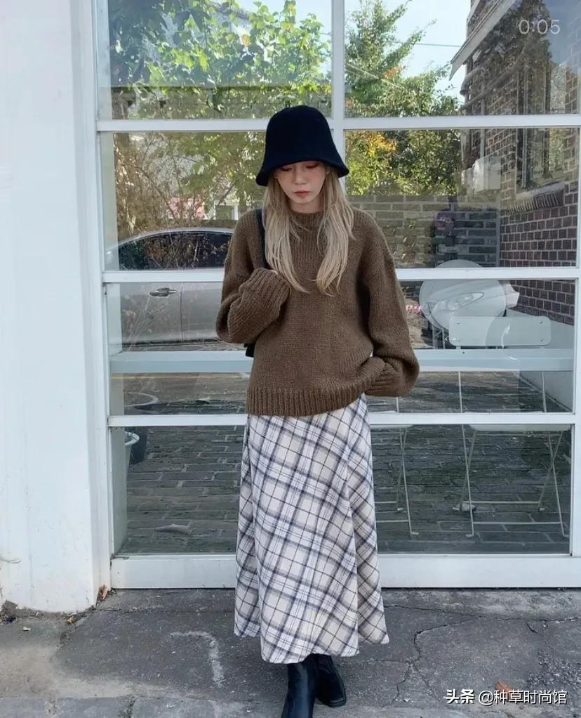 厚毛衣流行这样穿这也太洋气了,现在的毛衣都是短款高个要怎么穿