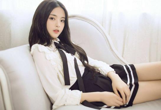 许魏洲杨超越发布会,许魏洲帮杨超越整理裙子