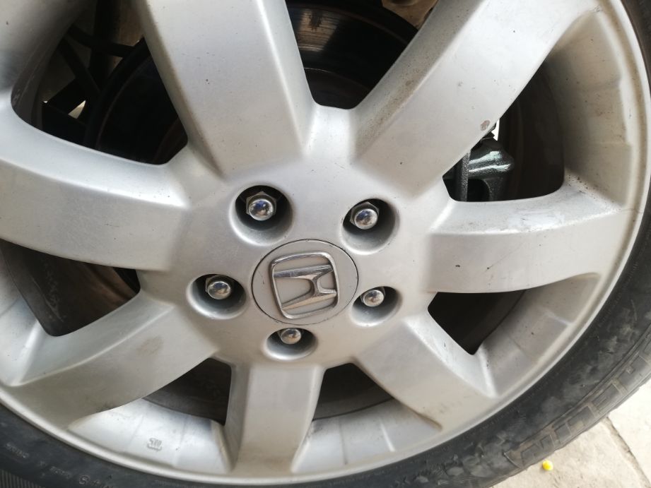 轮胎轮毂发烫是什么问题,汽车行驶轮毂发烫是刹车太紧吗