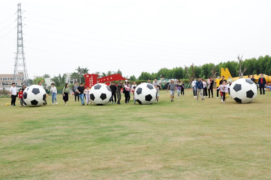 东莞东城莞师附小2022届604班,莞师附小学生踢球