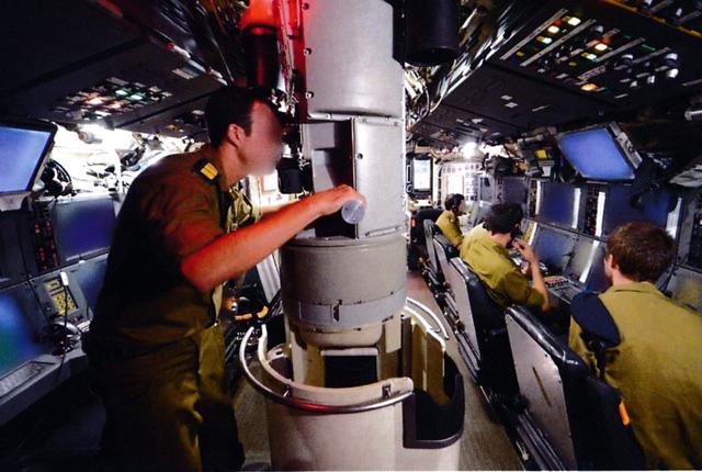 以色列研制新型无人微型潜艇,海豚级常规潜艇