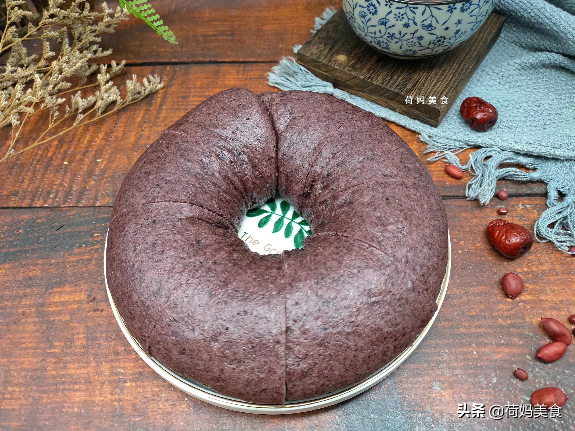 闺女不爱吃馒头,用黑米和糯米粉做面包