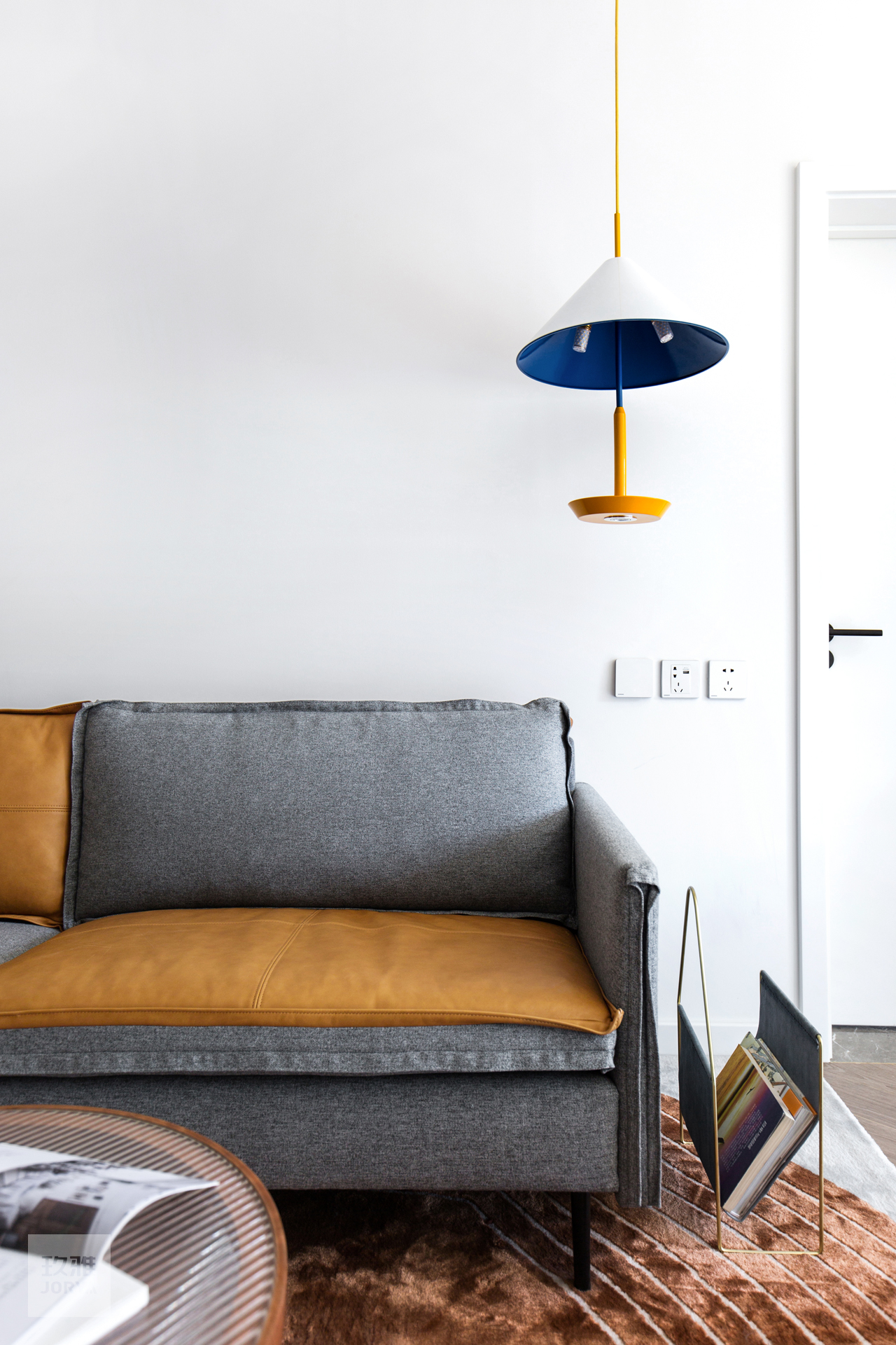 这家的电视柜既能收纳,也是喵星人乐园