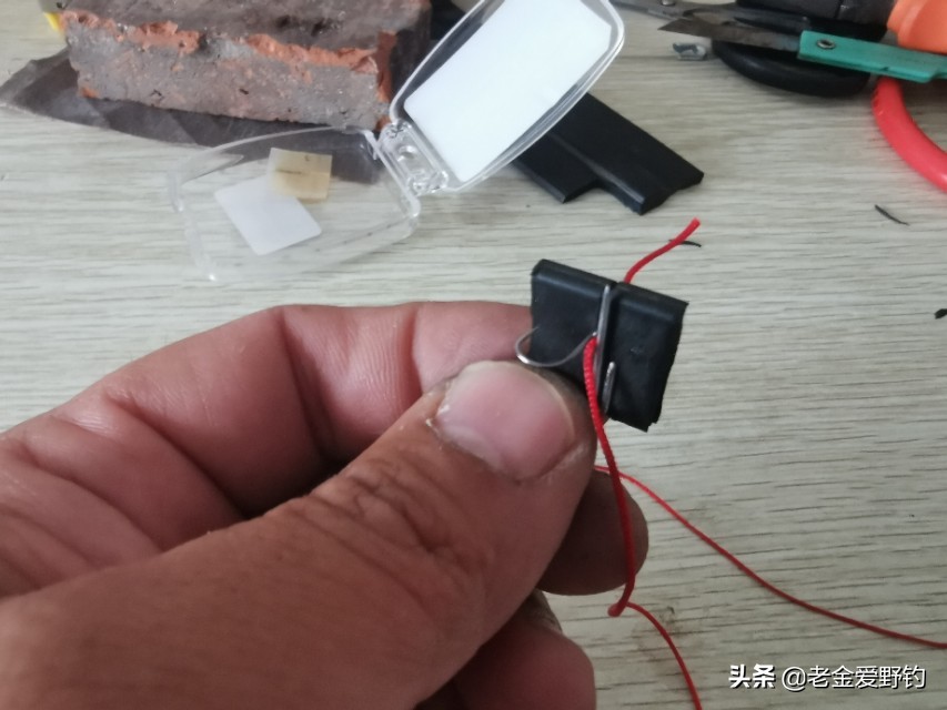 怎么用绑钩器绑钩简单又结实,绕线圈自制绑钩器可以绑袖钩