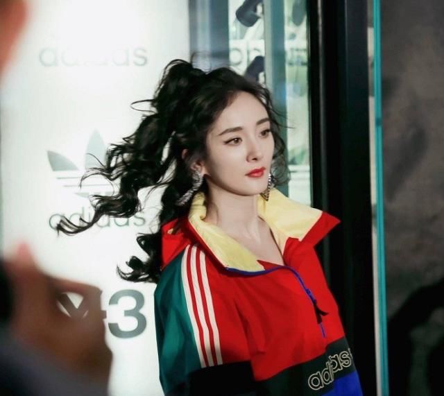 郑爽蛋卷发型堪称绝美，杨幂baby也毫不逊色，减龄时尚气质全开