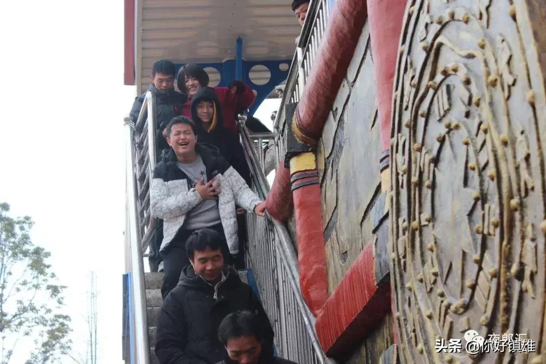 请给孩子们一个幸福的童年,镇雄人送娃娃上学