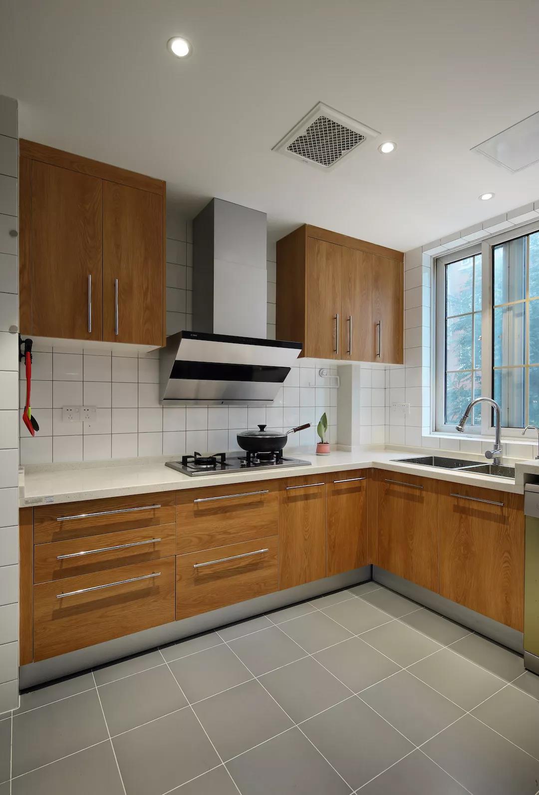 越来越多的人装修不做电视背景墙,越来越多人家里装修都不铺瓷砖