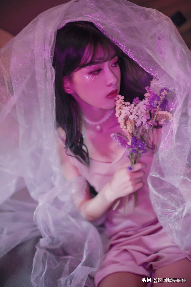 靓靓聊第160期:美女紫色灯光下呈现的一种非主流美,慵懒又高贵