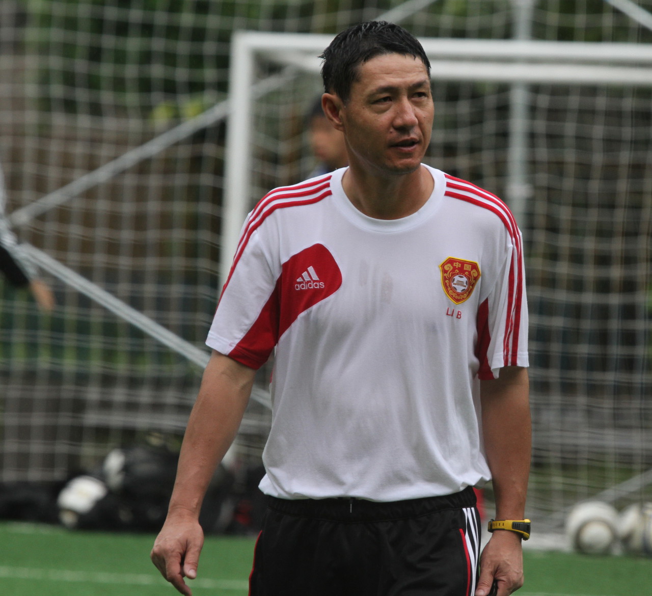 他是甲A元年足球先生，后卫改打前锋，因拒绝踢假球愤然退役