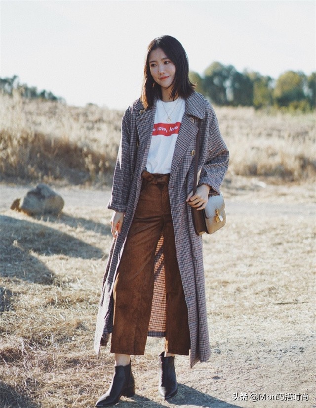 枣红色风衣内搭和鞋子怎样搭配,女式蓝色风衣搭配什么裤子和鞋子