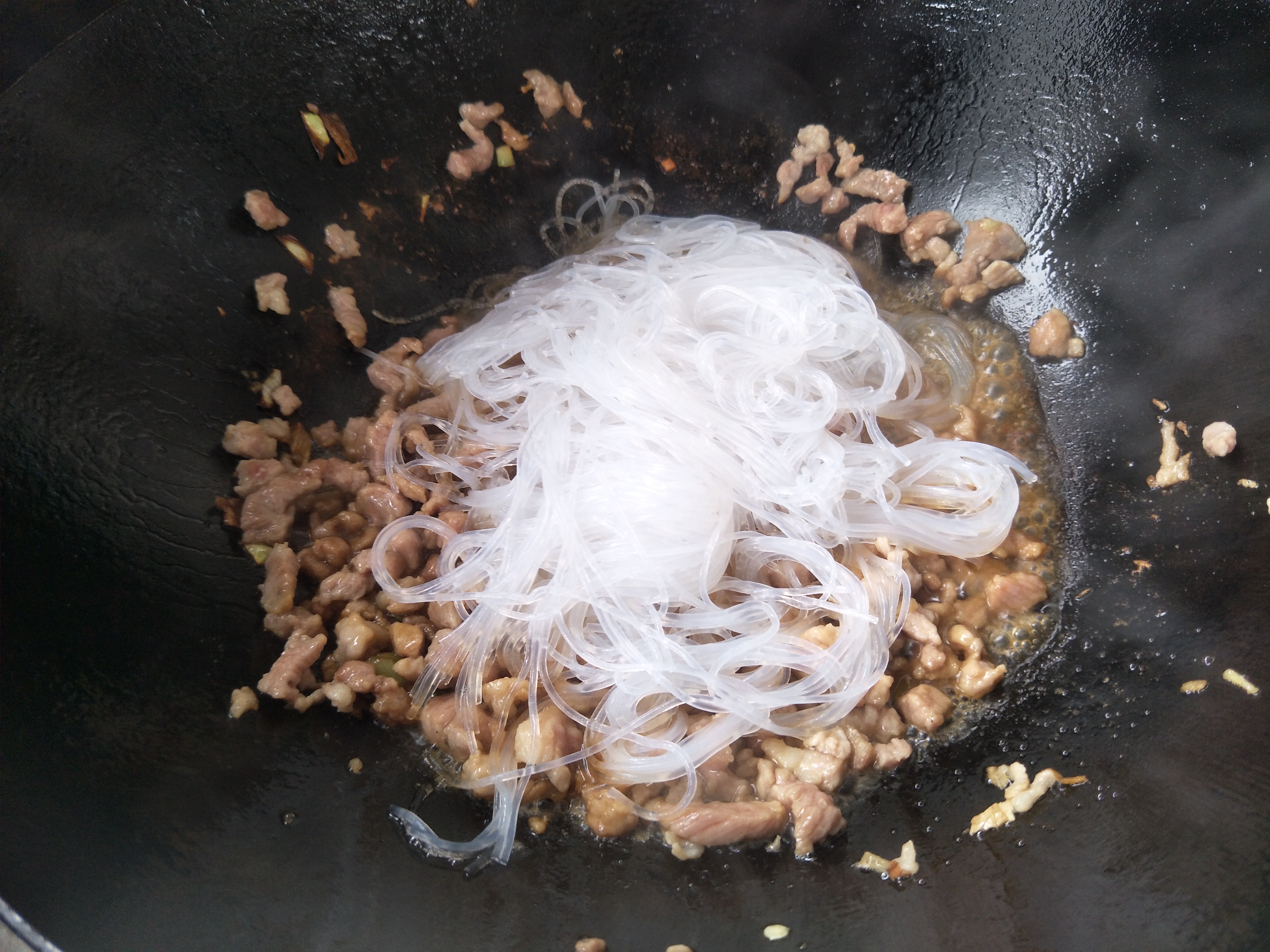 炒粉丝用什么水泡,怎么炒粉丝又粘又脆