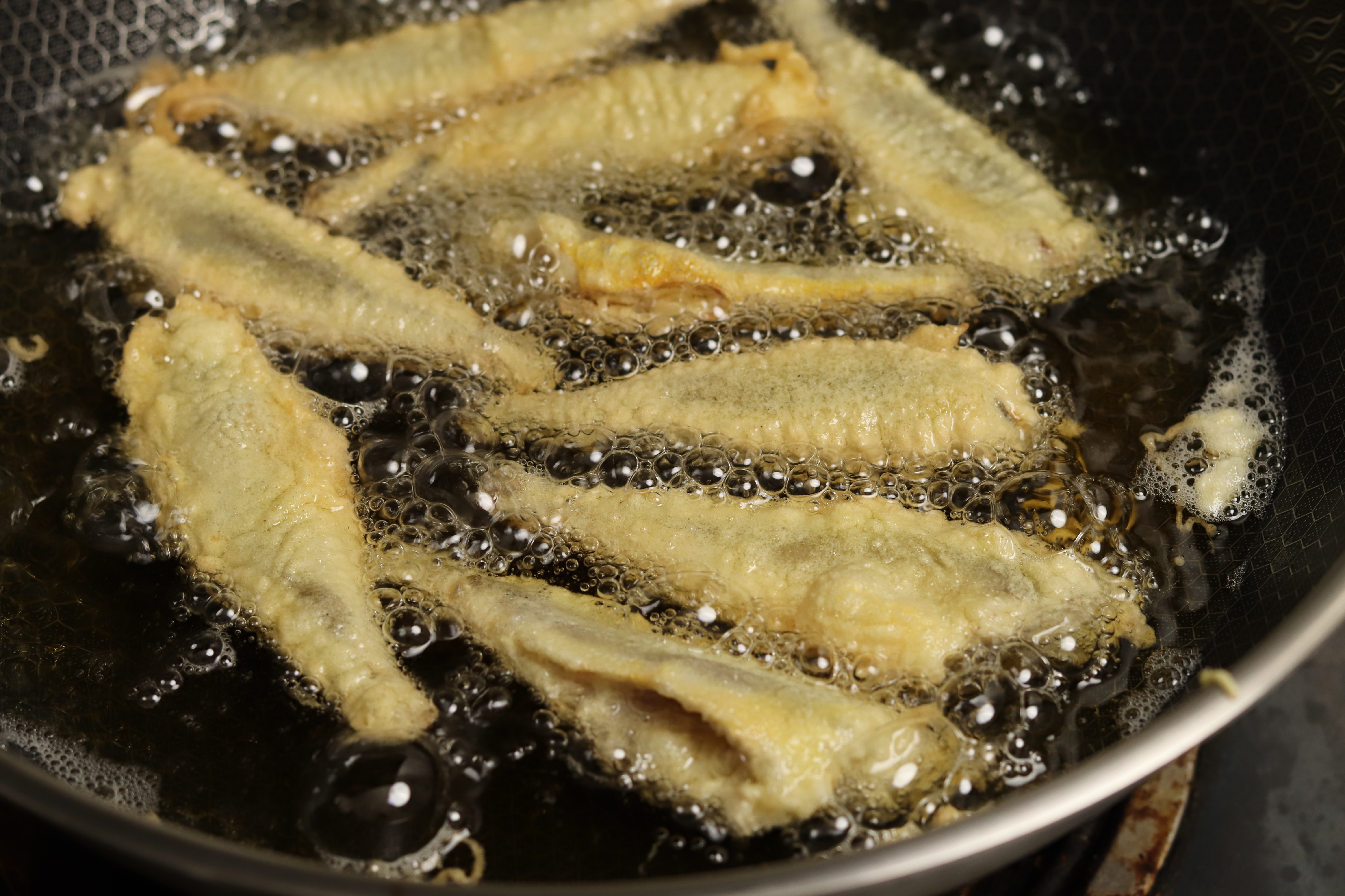 炸鱼时，用淀粉还面粉？差别挺大，大厨教你正确的做法，外酥里嫩