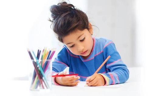 宝宝总是抬起左手是左撇子吗,宝宝多大可以看出是左撇子