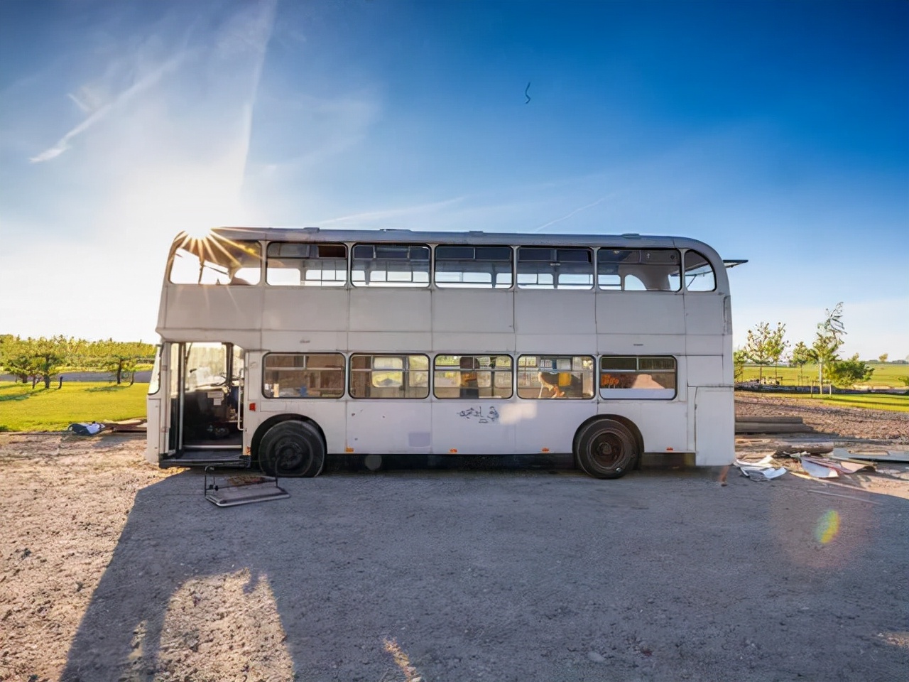 四姐妹将巴士改造成移动旅馆，开着它环游世界。网友：我羡慕了