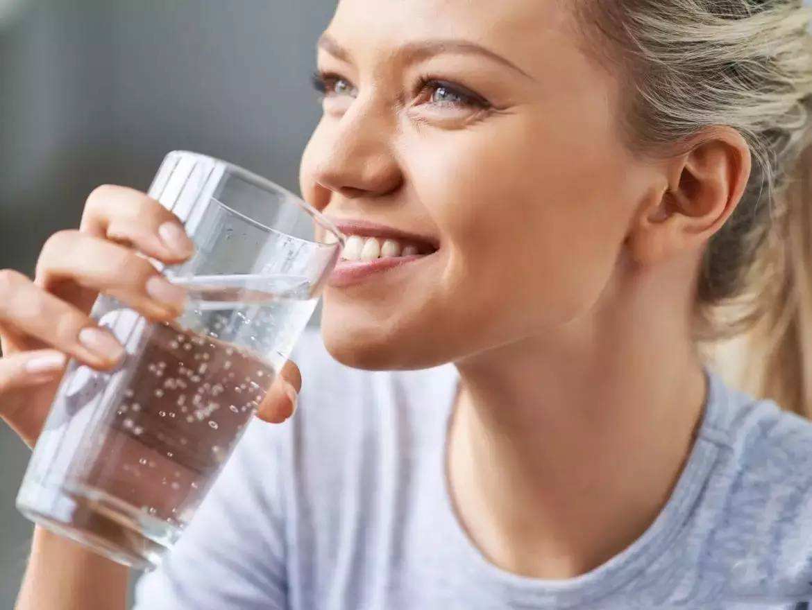 来月经肚子疼什么姿势缓解痛经,一来月经就痛经怎么调节