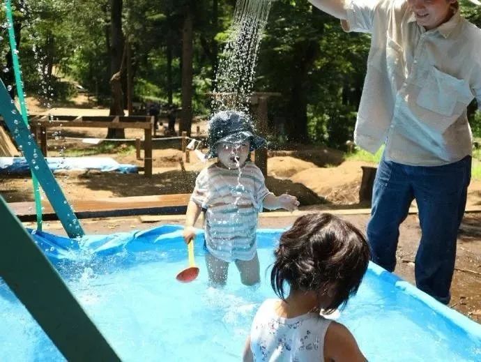 动刀抡锤，玩火涉水，这样的公园为何还能吸引那么多父母？