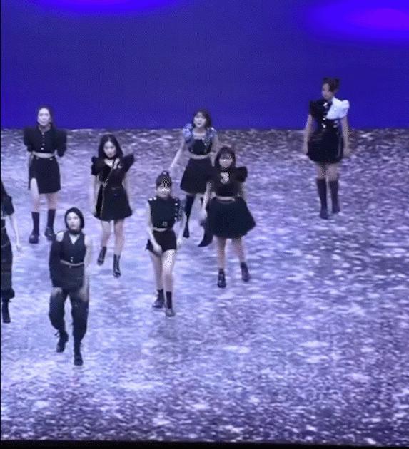 因爱哭连上热搜，唱歌破音却红的发紫，网友：这是什么神仙运气