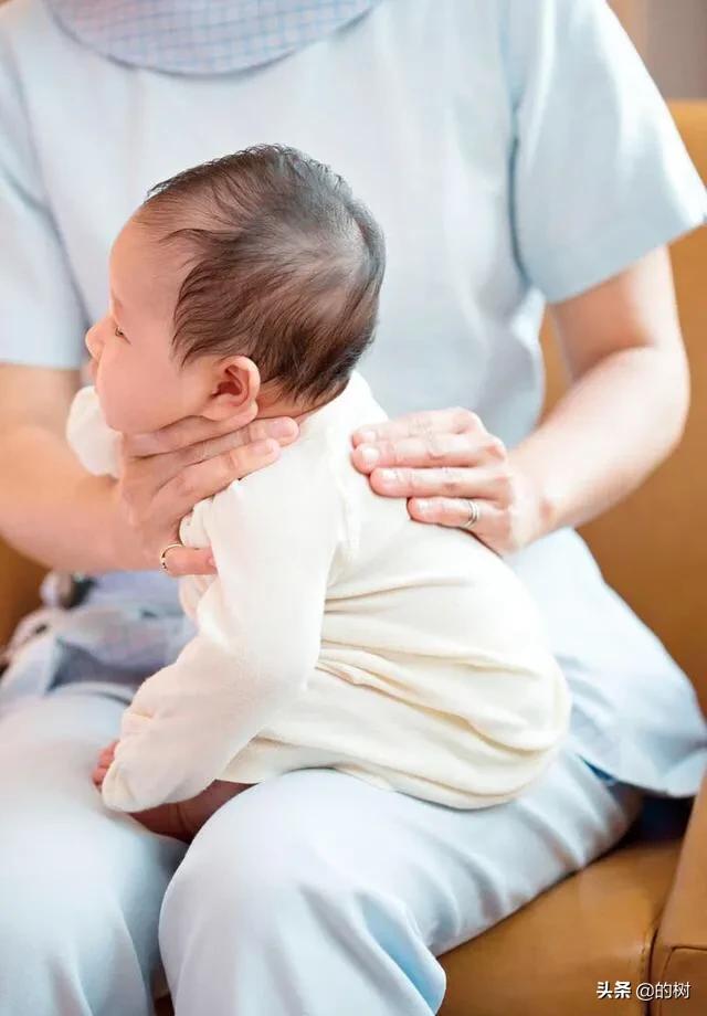 宝宝吐奶了怎么办3个办法解决,宝宝吐奶怎么解决最快最有效