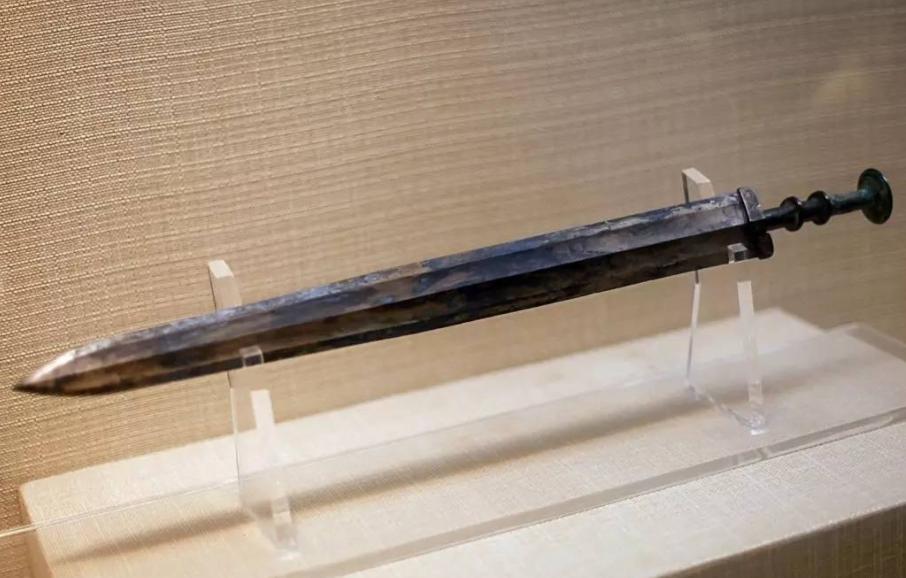 老农捡到古董宝剑竟然价值800w,专家文物低价买进高价卖出