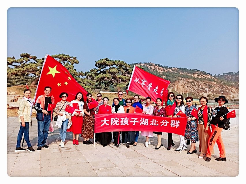 《从军营走来》组织的快闪我爱八一开全国军二代红色文化先河