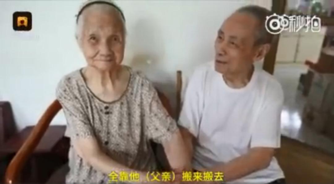 比钟南山还强!广西大爷102岁还在练哑铃,一身肌肉都是在家练的