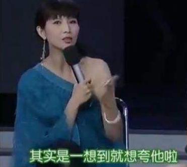 蔡少芬张晋全家福上热搜,三胎儿子“唐装”出镜,年味儿十足
