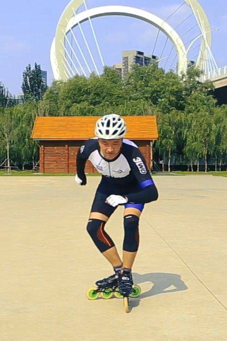 练习轮滑有什么技巧,练习轮滑教程儿童