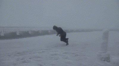 为了在大风中优雅行走，人类都做过哪些沙雕尝试？