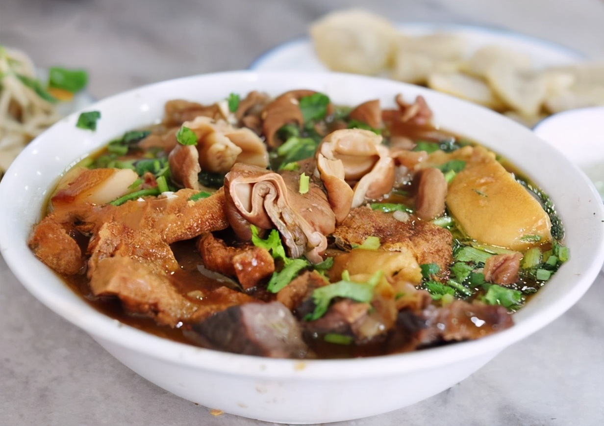 曾经的北京穷人美食，如今连明星都抢着去吃，揭秘“卤煮”的秘密