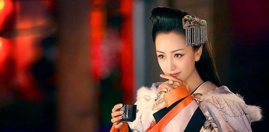 皇后打了年长的宠妃，皇帝大怒，皇后被废掉，后来却享受太后待遇