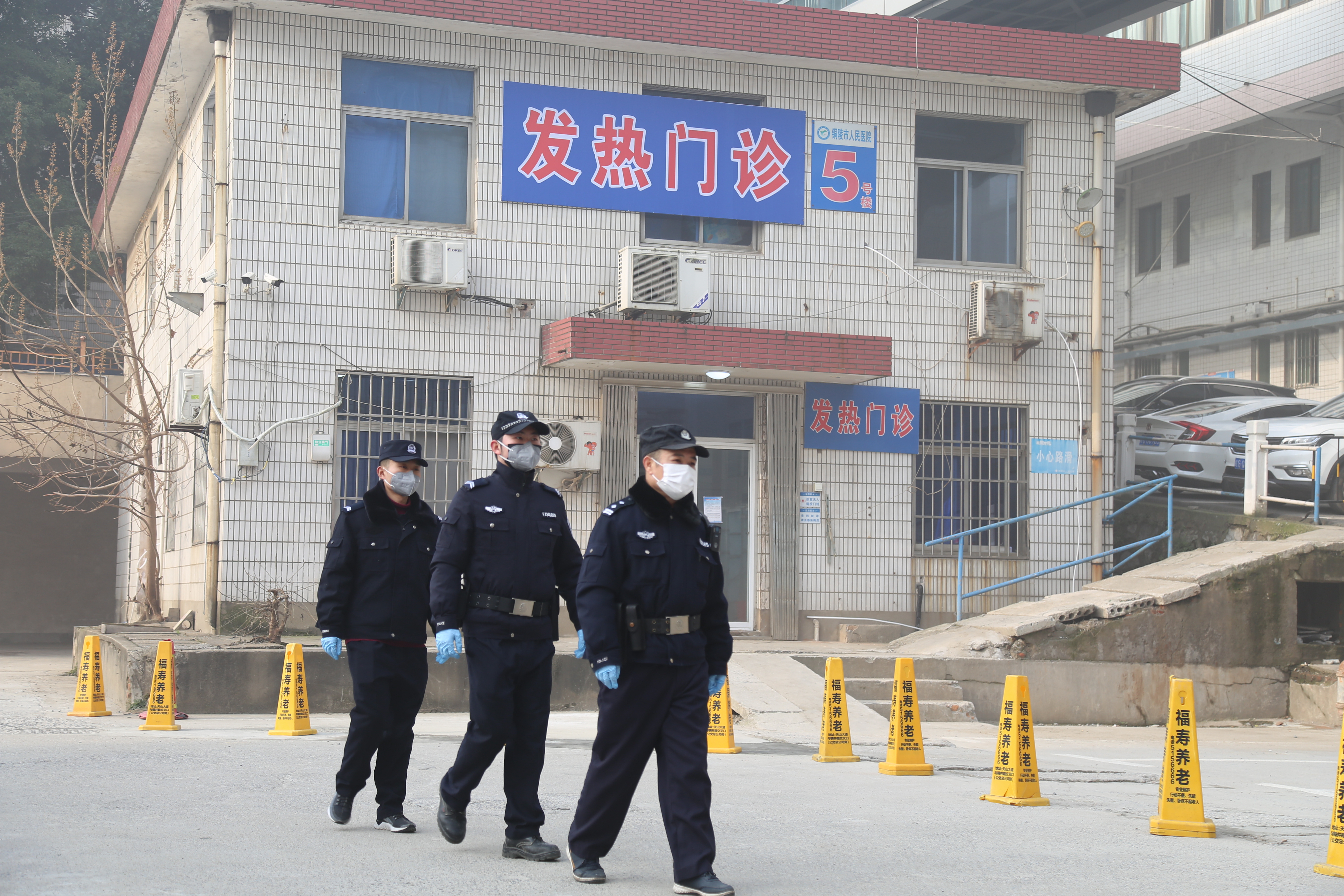 疫情防控公安民警始终冲锋在一线,坚持打赢防疫战